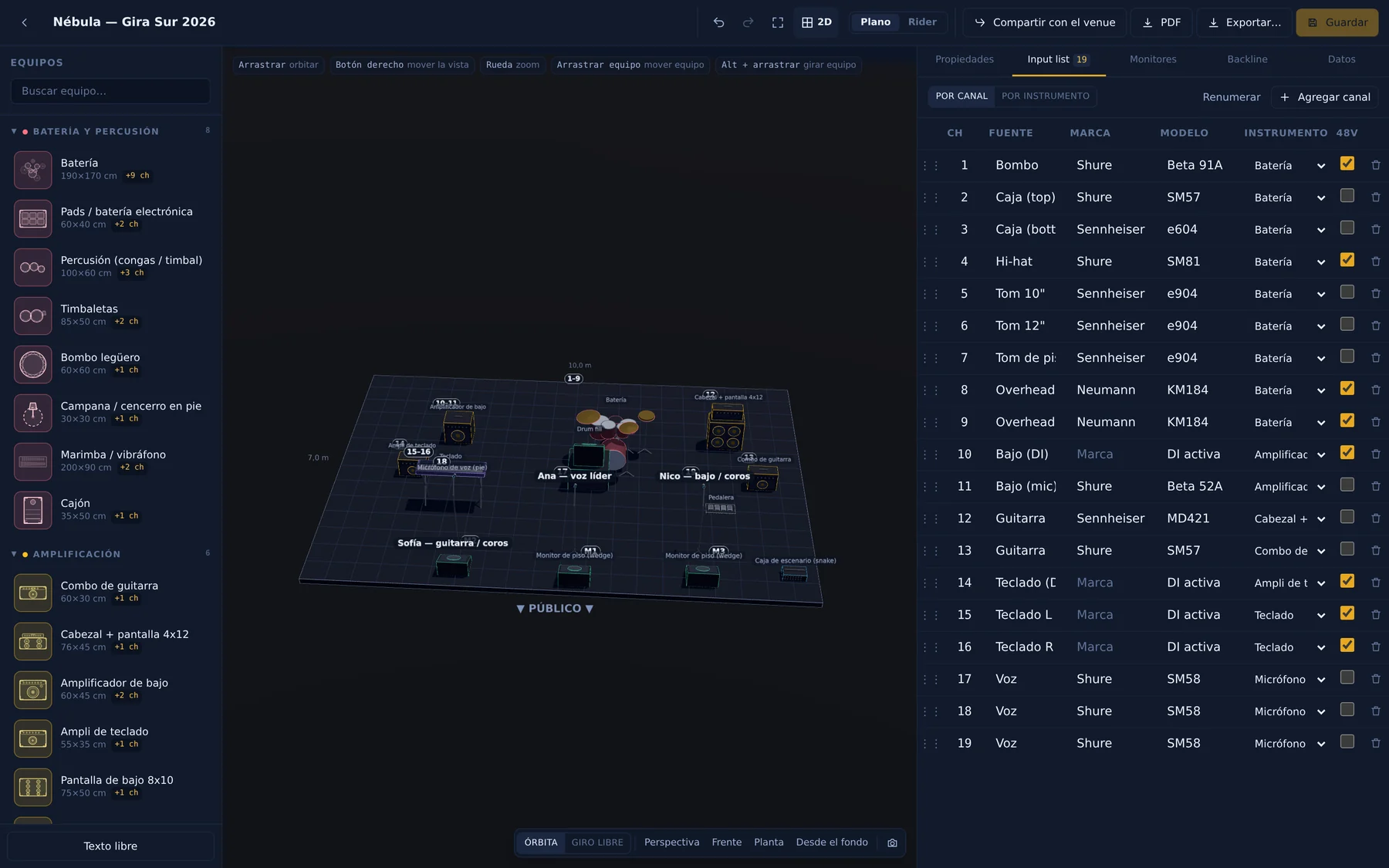El mismo escenario en vista 3D: los equipos en volumen sobre la tarima, vistos en perspectiva desde el público.