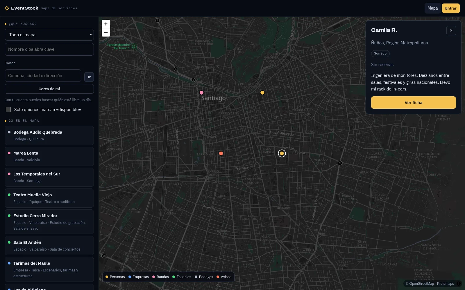 El mapa de servicios sobre Santiago: a la izquierda los filtros y la lista de fichas; en el mapa, puntos de colores por tipo y la tarjeta de una ingeniera de monitores de Ñuñoa.